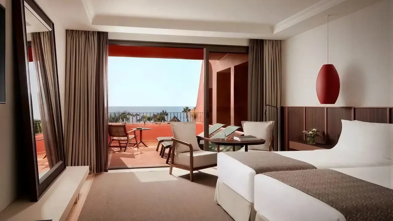 Pokój z widokiem na taras w Tivoli La Caleta Resort