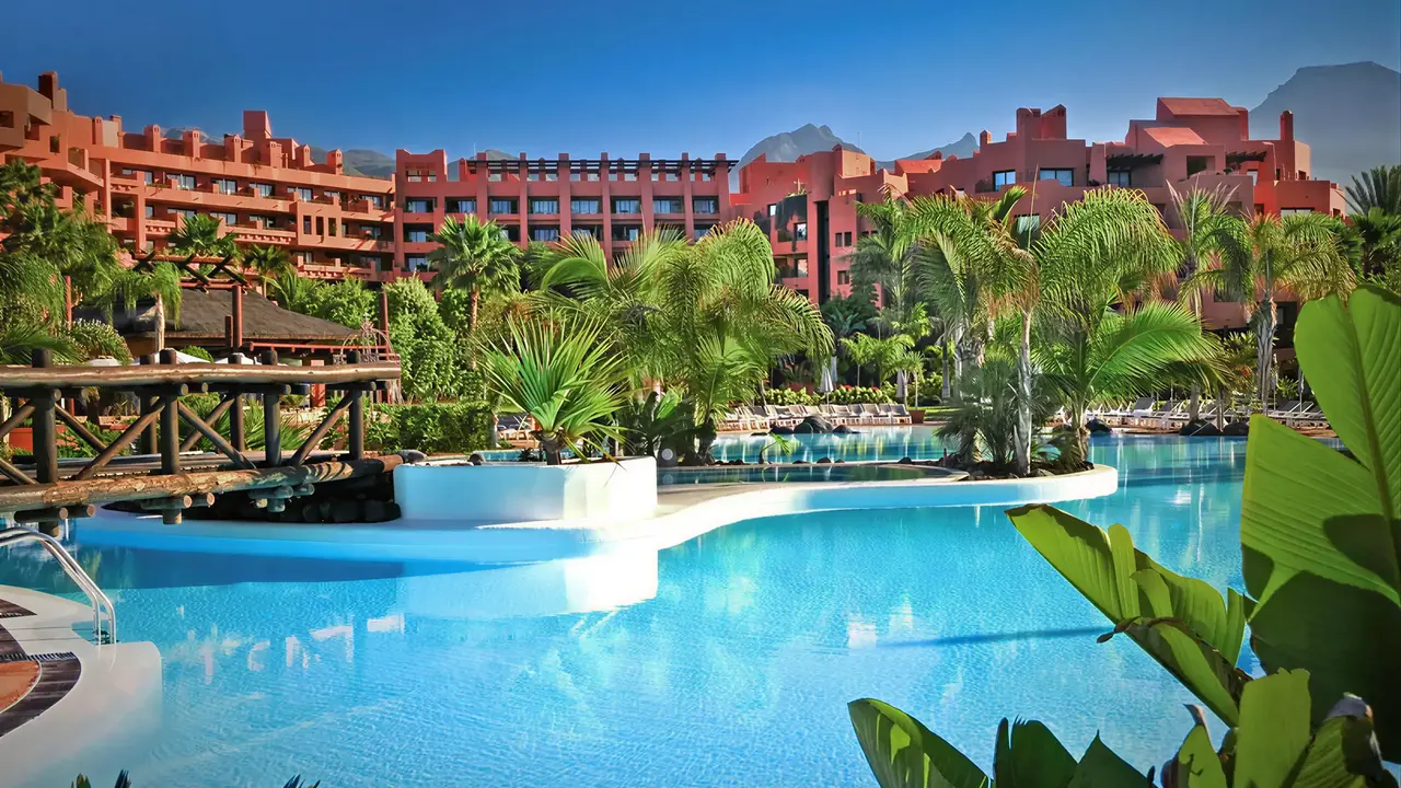 Widok na baseny i budynki Tivoli La Caleta Resort