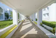 Biały korytarz zewnętrzny w TMK Marine Beach