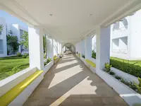 Biały korytarz zewnętrzny w TMK Marine Beach