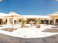 Dziedziniec z fontanną w TMK Marine Beach