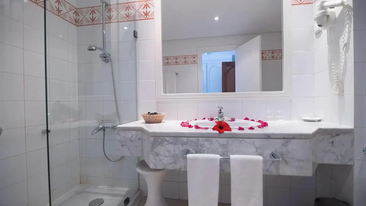 Łazienka w TMK Marine Beach z prysznicem i umywalką