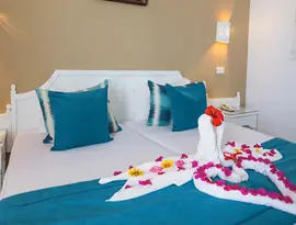Łóżko z dekoracją z ręczników w TMK Marine Beach