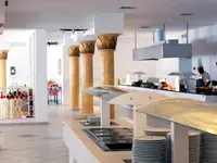 Bufet z jedzeniem w TMK Marine Beach