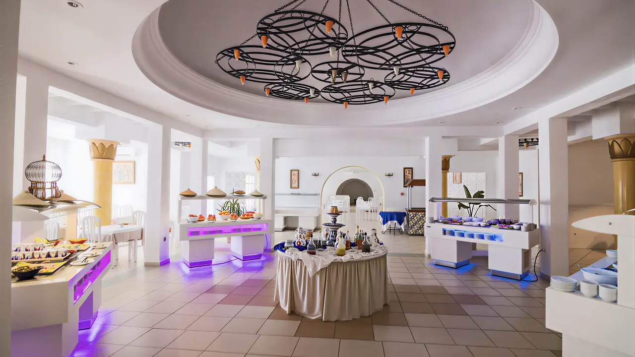 Bufet z jedzeniem w restauracji TMK Marine Beach
