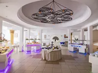 Bufet z jedzeniem w restauracji TMK Marine Beach