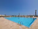Basen z leżakami w TMK Marine Beach