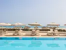Basen z leżakami i parasolami w TMK Marine Beach