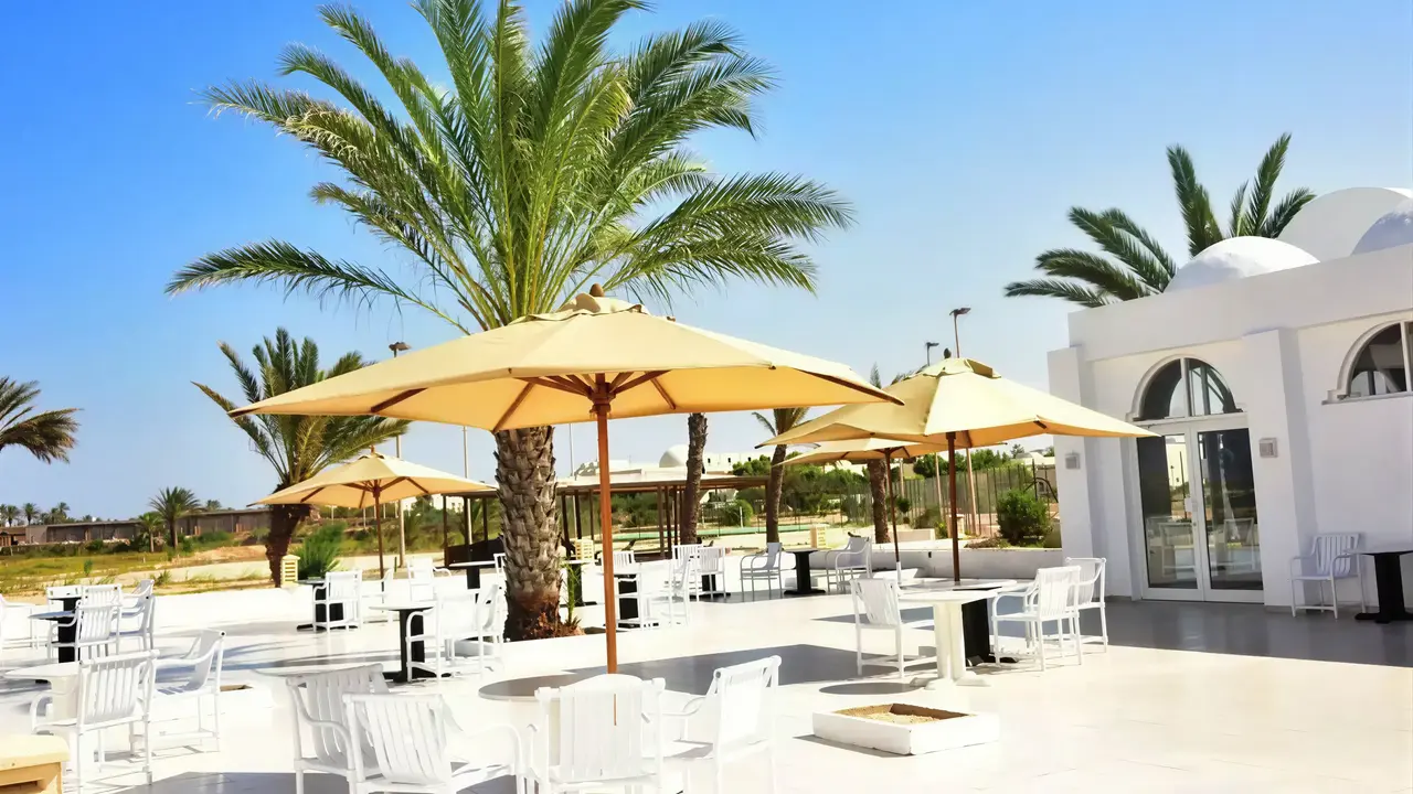 Taras z parasolami i palmami w TMK Marine Beach