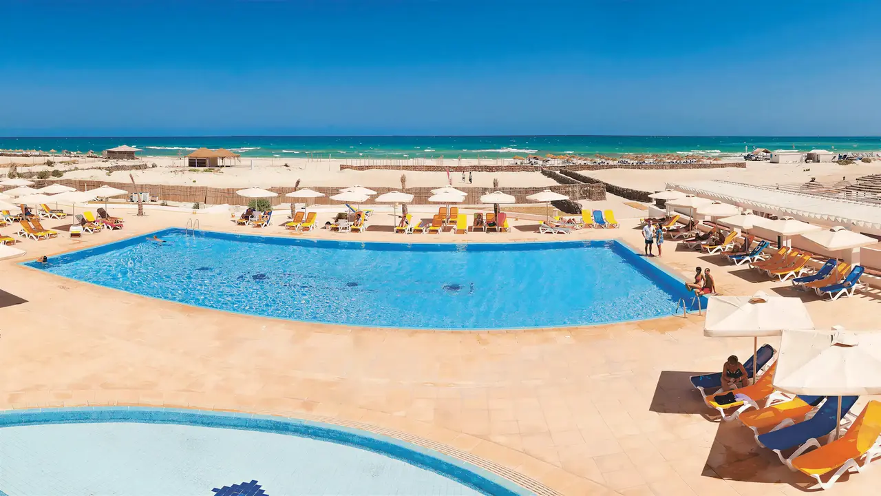 Basen z leżakami w TMK Marine Beach