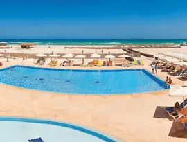 Basen z leżakami w TMK Marine Beach