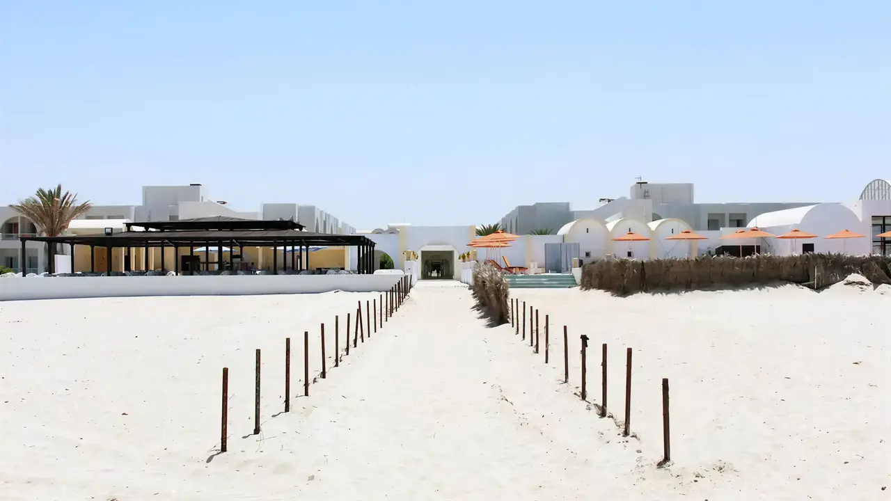 Piaszczysta plaża i budynki w TMK Marine Beach
