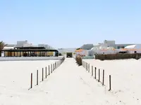 Piaszczysta plaża i budynki w TMK Marine Beach