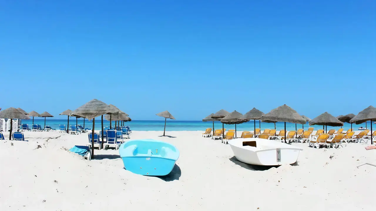 Plaża z leżakami i parasolami w TMK Marine Beach