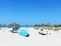 Plaża z leżakami i parasolami w TMK Marine Beach