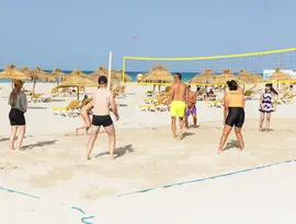 Gra w siatkówkę plażową w TMK Marine Beach