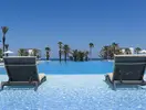 Basen z leżakami w Tour Khalef
