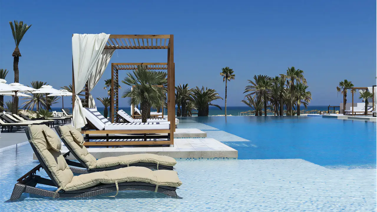 Basen z leżakami w Tour Khalef