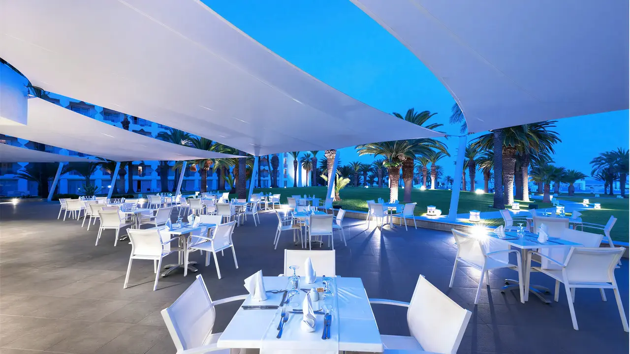 Stolik restauracyjny na tarasie w Tour Khalef