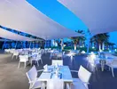 Stolik restauracyjny na tarasie w Tour Khalef