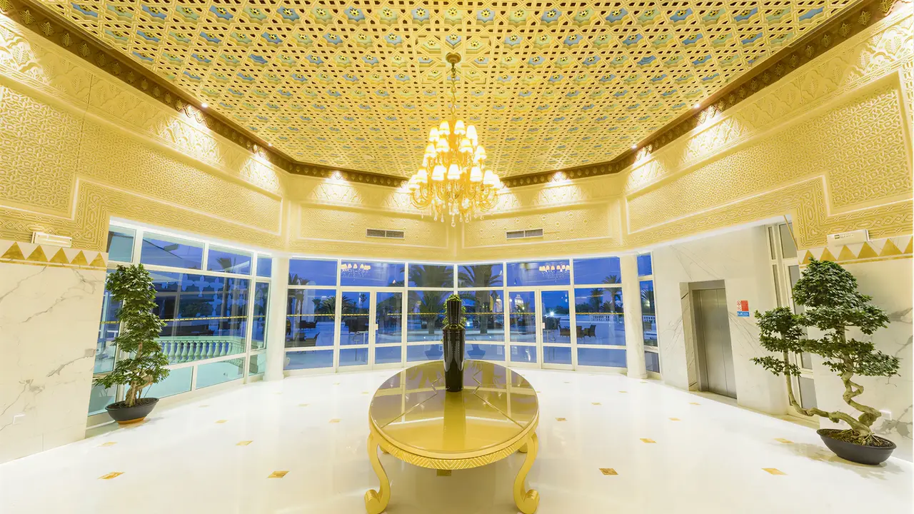 Eleganckie i jasne lobby w Tour Khalef