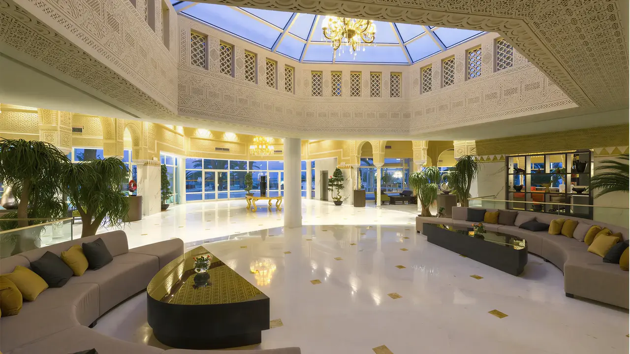 Luksusowe lobby w Tour Khalef z wygodnymi sofami
