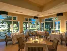 Elegancka restauracja w Tour Khalef z nakrytym stołem