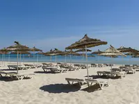 Leżaki i parasole na plaży w Tour Khalef