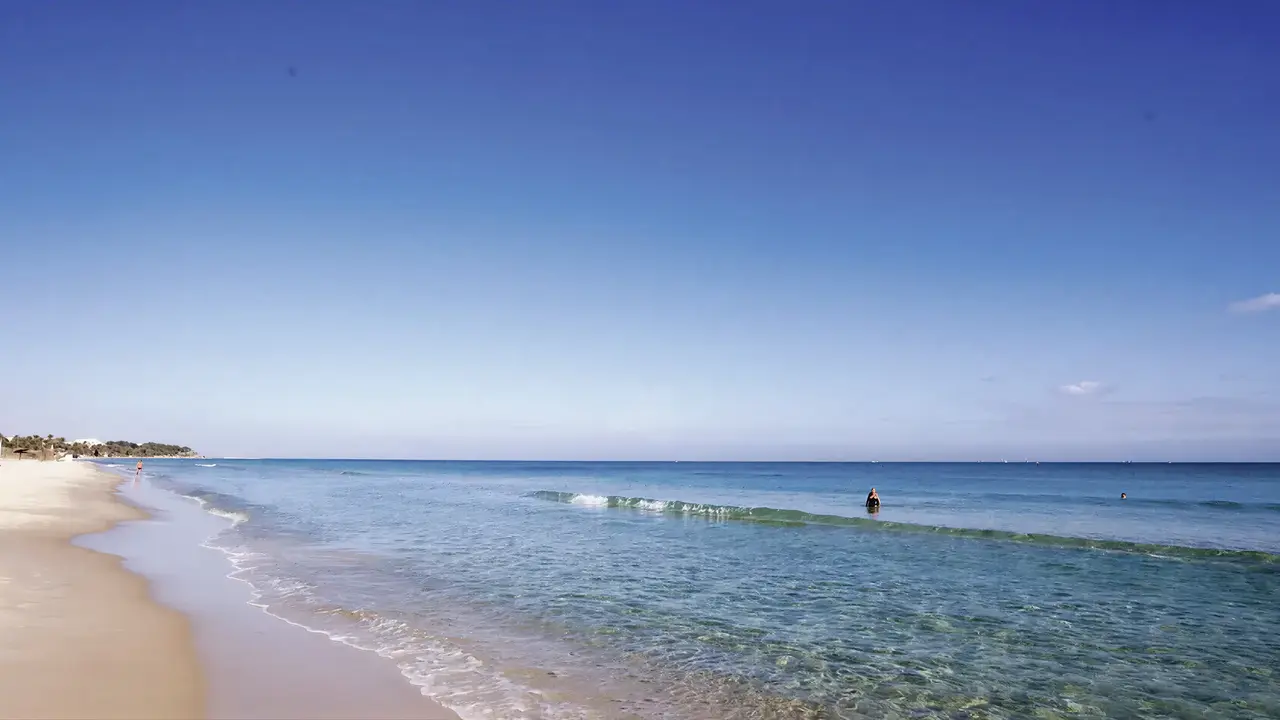Piaszczysta plaża i morze w Tour Khalef