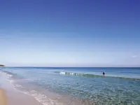 Piaszczysta plaża i morze w Tour Khalef