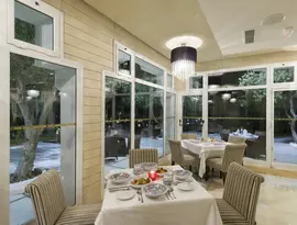 Elegancka restauracja w Tour Khalef z nakrytym stołem