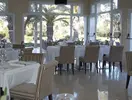 Elegancka restauracja w Tour Khalef z nakrytymi stołami