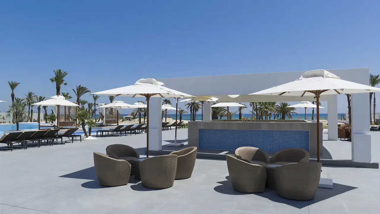 Bar nad basenem w Tour Khalef