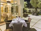Restauracja w Tour Khalef z stolikami na tarasie