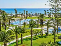 Widok na kompleks Tour Khalef z basenami i palmami