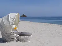 Leżak na białym piasku w Tour Khalef