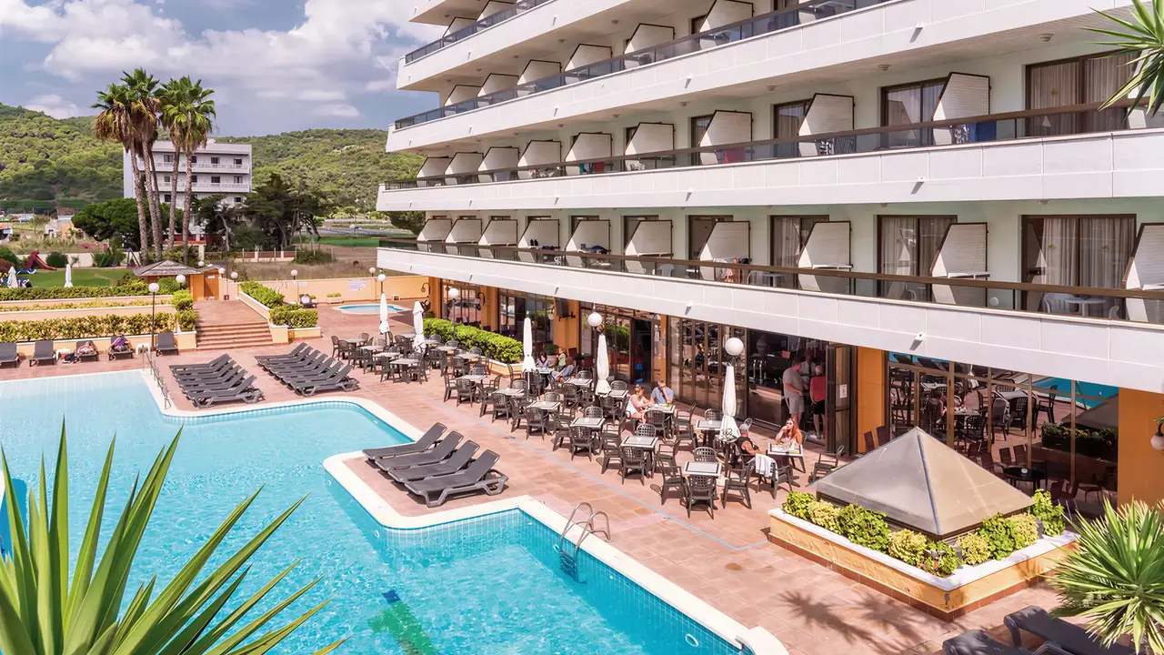 Basen i leżaki w hotelu Tropic Park