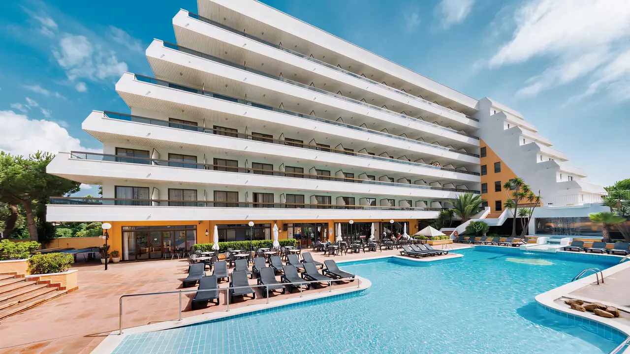 Basen z leżakami w hotelu Tropic Park