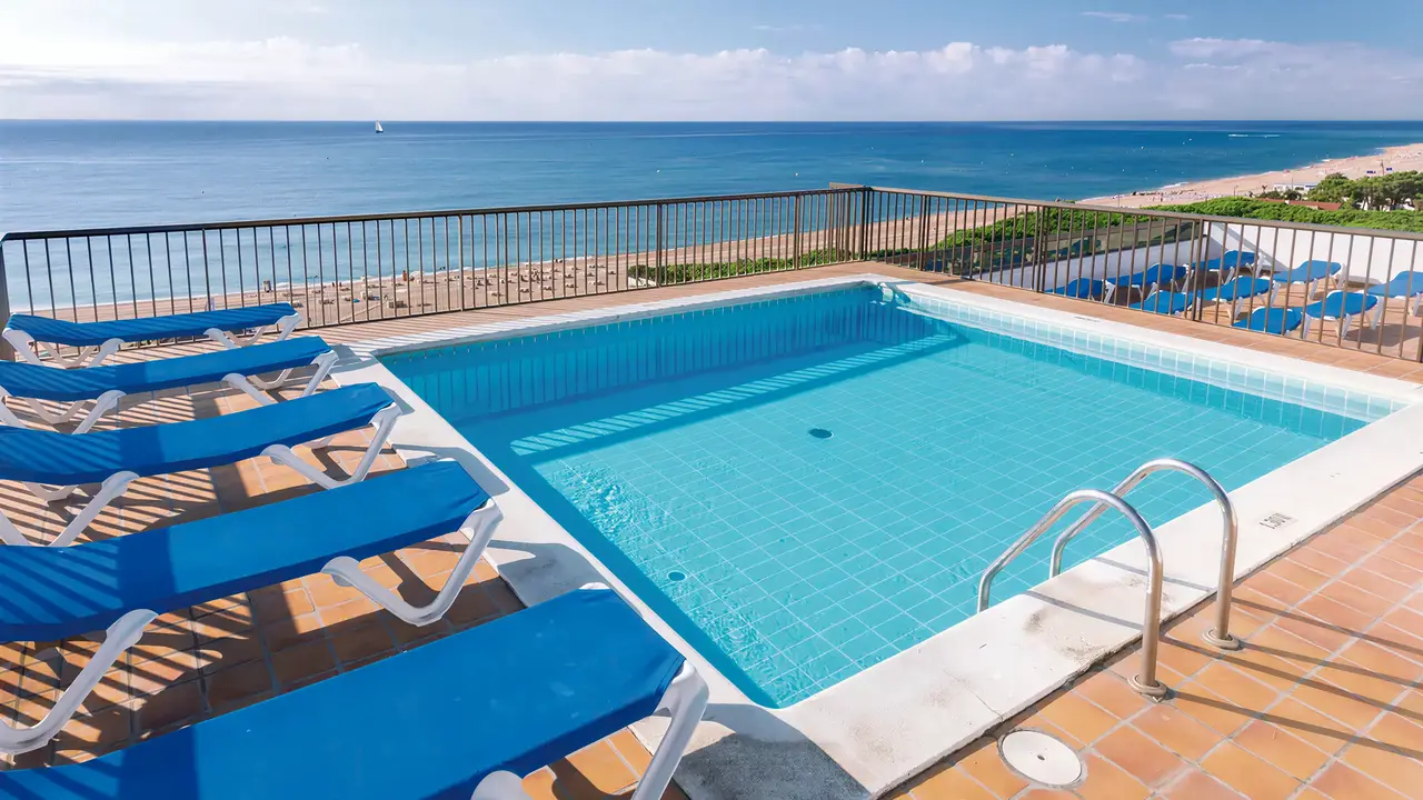 Basen z leżakami w Tropic Park z widokiem