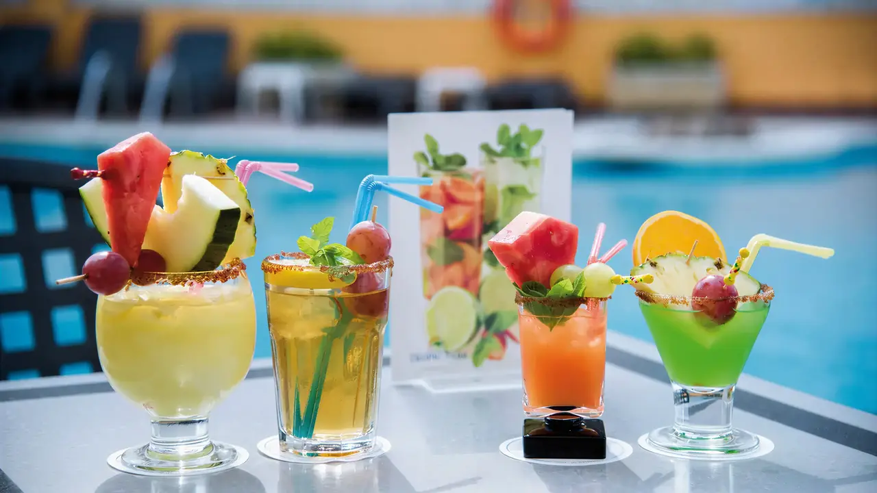 Kolorowe drinki z owocami w Tropic Park