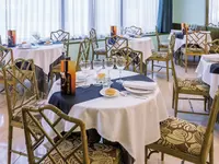 Elegancka restauracja w Tropic Park z nakryciami stołów