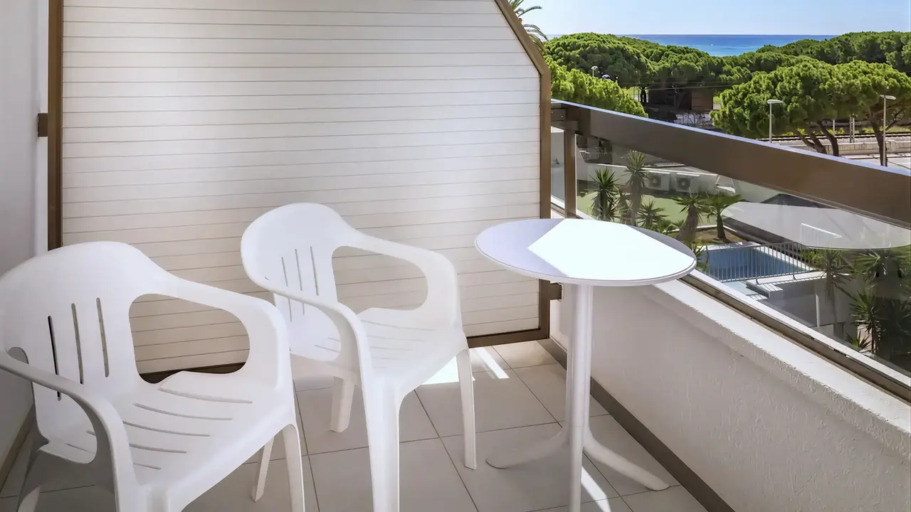 Balkon z meblami w Tropic Park