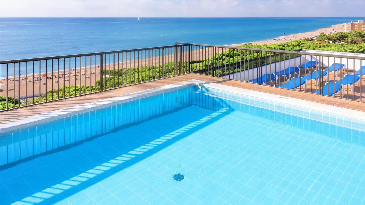 Basen z widokiem na morze w Tropic Park