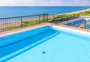 Basen z widokiem na morze w Tropic Park