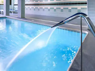 Basen z wodną kaskadą w Tropic Park