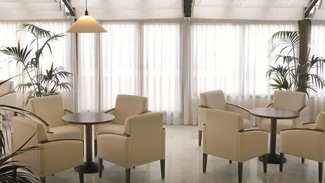 Jasny salon z fotelami w Tropic Park