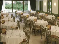 Restauracja z nakrytym stołami w Tropic Park
