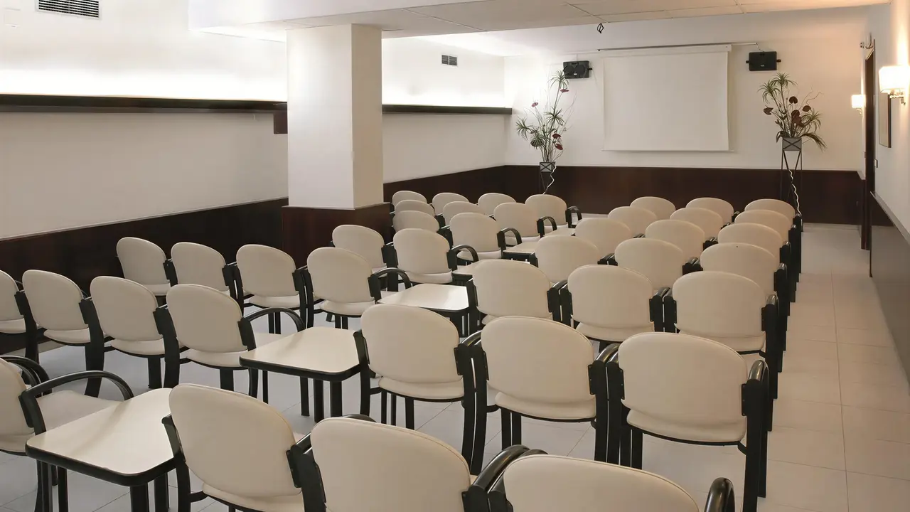 Sala konferencyjna z krzesłami w Tropic Park