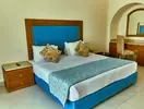 Sypialnia z dużym łóżkiem w Tropitel Dahab Oasis