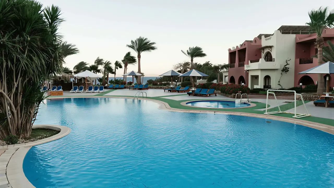 Basen z leżakami w Tropitel Dahab Oasis